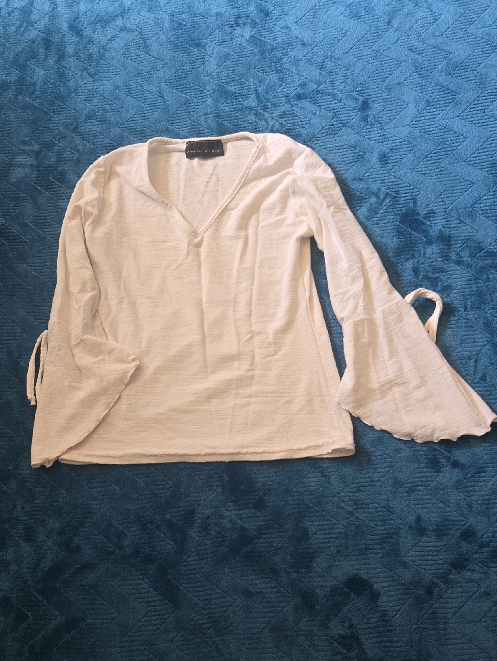 3/$20 American City Wear Off White V-Neck Bell Sleeve Tunic